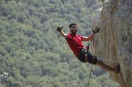 فيديو ..لاجئ فلسطيني بساق واحدة يتسلق جبل ايفرست من أجل الحفاظ على مدرسة تابعة للاونروا