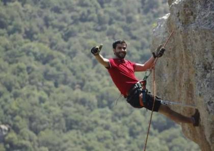 فيديو ..لاجئ فلسطيني بساق واحدة يتسلق جبل ايفرست من أجل الحفاظ على مدرسة تابعة للاونروا