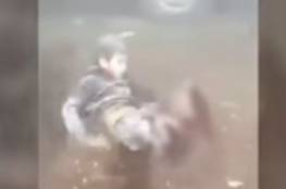 فيديو مؤثر: بابا شيلني.. صرخة طفل سوري فقد ساقيه بسبب القصف تبكي العالم