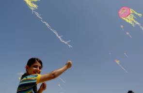 أطفالٌ يَلْهون بطائراتِهم الوَرقيّة على شاطِئ غزَّة