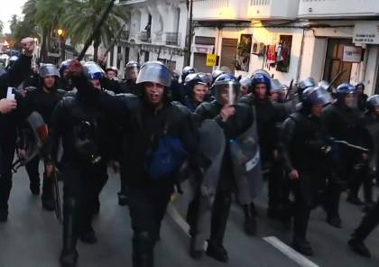 الشرطة الجزائرية تهتف مع الشعب ضد الاستبداد والديكتاتورية