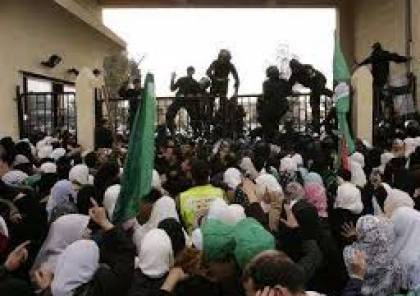 عشرات الطلبة يعتصمون أمام بوابة معبر رفح البري في غزة
