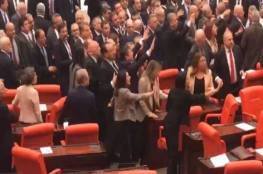 عراك وركل ولكمات داخل البرلمان التركي بعد توجية نائب في المعارضة انتقادات لاذعة لـ"اردوغان" 