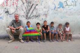 انتحار النجم العالمي " أنتوني بوردين " صديق أطفال غزة شنقًا