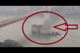 فيديو.. مبنى ضخم يعبر نهرا ويثير دهشة السكّان!
