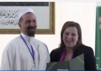 ﻿الجزائر: إمام مسجد يثير الجدل بتقبيله وزيرة