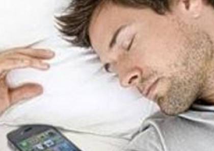 خبراء بريطانيون يحذرون : الاحتفاظ بالجوال داخل غرف النوم يسبب الأرق