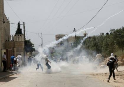 اصابة عشرات المواطنين بالاختناق جراء اعتداء جيش الاحتلال على مسيرة كفر قدوم الاسبوعية