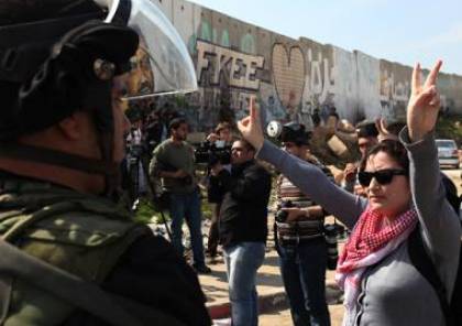 الاحتلال يعتقل ناشط اسرائيلي في قمع مسيرة نعلين الأسبوعية