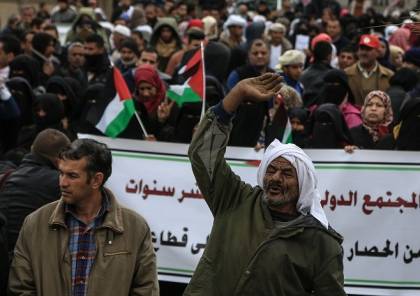 احتجاجا على تدهور اوضاعهم ..مئات العمال يتظاهرون امام مقر الامم المتحدة بغزة 