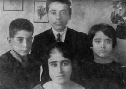 صورة تاريخية لفريد الأطرش برفقة عائلته