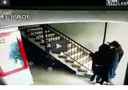 شاهد الفيديو: حاخام إسرائيلي يعتدي جنسيا على فتاة امام والدتها