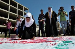 شبان من غزة يرسمون علما لفلسطين بالبصمات