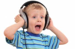 تحذير.. "سماعات الأذن" قد تضر أطفالكم