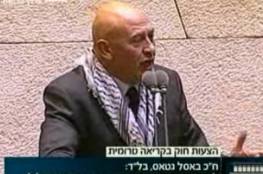 الإذاعة العبرية: غطاس اعترف بتهريب هواتف ورسائل لأسرى فلسطينيين