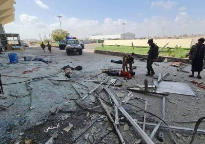 شاهد.. قتلى وإصابات بانفجار كبير استهدف الحكومة اليمنية في مطار عدن