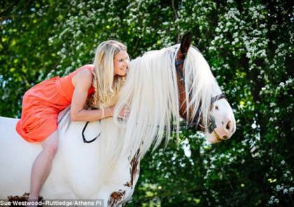 شاهد الصور: فتاة تنقذ حصان وتمتطيه في حفل زفافها