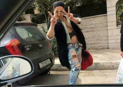 صور: مثلي جنسياً “يتمختر” في شوارع عمّان بملابس فاضحة!
