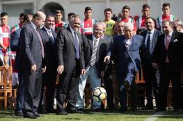 بالصور : الرئيس عباس يحرز ركلة جزاء