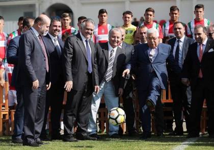 بالصور : الرئيس عباس يحرز ركلة جزاء