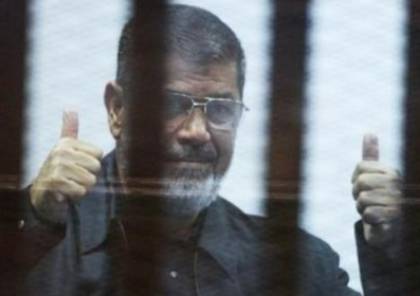 شاهد الفيديو: لحظة دخول مرسي قفص الاتهام و غضب مذيع لابتساماته