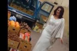 فيديو| كويتية حسناء تتسبب في أزمة مرورية خانقة بسبب البطيخ!