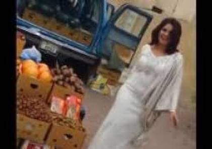 فيديو| كويتية حسناء تتسبب في أزمة مرورية خانقة بسبب البطيخ!