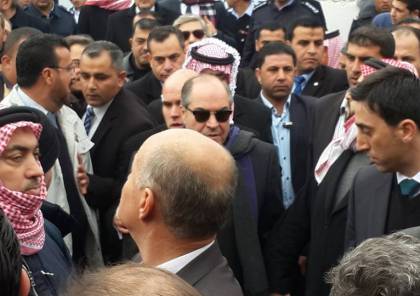 مواطن أصر على دخول قبر والدة رئيس الوزراء الأردني خلال دفنها فسقط فيه وتوفي !