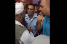 شاهد: الاحتلال يمنع صوت التكبيرات في مسجد " دهمش" بمدينة اللد