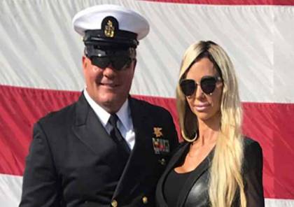 ضابط بحرية أمريكي يشارك زوجته التمثيل في أفلام إباحية