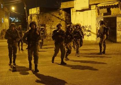 الاحتلال يعتقل ثلاثة مواطنين بالضّفة ويضبط أسلحة بالخليل