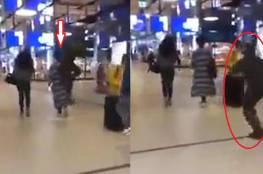 فيديو: على طريقة طرزان .. شاب يركل امرأة ويطيّرها لأعلى بضربة قوية من الخلف!