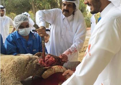 صورة:  أمير قطر السابق يذبح أضحية العيد بنفسه