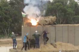 بالفيديو: لحظة اقتحام الحدود وحرق خيام القناصة الاسرائيلية على حدود غزة