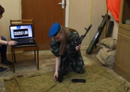 فيديو.. مجندة روسية تدخل "غينيس" بسرعة فكِّ وتركيب البندقية!