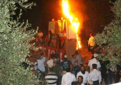 مستوطنون يحرقون العلم الفلسطيني بالخليل
