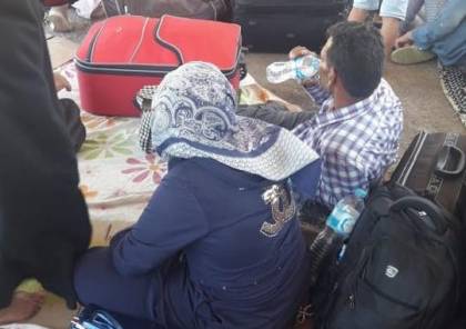 صحفي يناشد الجهات المسؤولة بتوفير الطعام والماء للعالقين على معبر رفح  المصري 