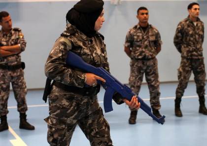 ‏الشرطة الفلسطينية‬" نساء بهراوات يكافحن الشغب"