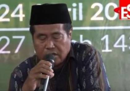 شاهد: وفاة أشهر قارئ للقرآن بإندونيسيا وهو يتلو في حفل رسمي على الهواء