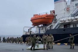 فيديو يظهر مجموعة من أفراد حرس الحدود الأوكراني بعد استسلامهم في جزيرة بالبحر الأسود
