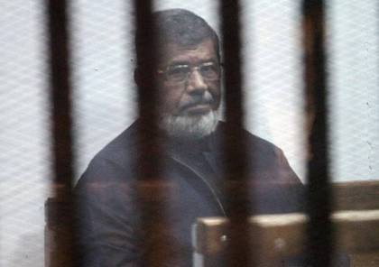 "مرسي" يقول إنه تعرض لحالتي إغماء بمحبسه وممتنع عن طعام السجن