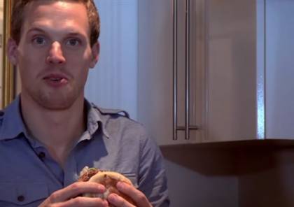 فيديو.. لقطات صادمة لمذيع «BBC» أثناء تناوله لحم ساقه