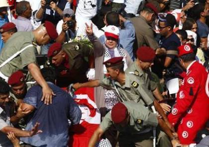 الاف التونسيين يطالبون بالاطاحة بحكم الاسلاميين اثناء جنازة معارض