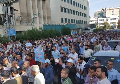 الالاف من موظفي الاونروا يتظاهرون امام مقر الرئاسة في غزة