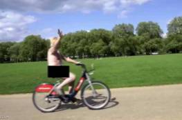 نائب بريطاني يقود دراجته عاريا!