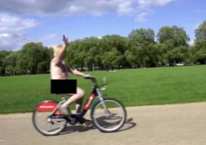 نائب بريطاني يقود دراجته عاريا!