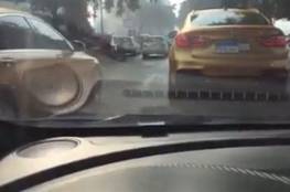 شاهد.. سيارتان من الذهب تسيران في شوارع القاهرة