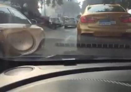 شاهد.. سيارتان من الذهب تسيران في شوارع القاهرة