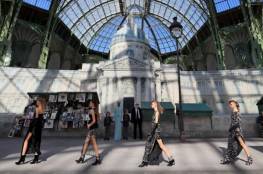 شانيل تحتفي بمعالم باريسية شهيرة في مجموعة أزياء جديدة
