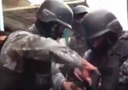 فيديو: اطلاق نار من مسافة الصفر بين رجال امن ومسلحين في الكرك